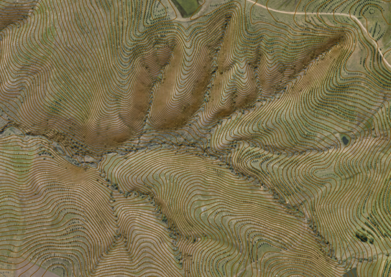 Mapa topográfico com curvas de nível representando variações altimétricas do terreno, utilizado em levantamentos planialtimétricos e modelagem digital de relevo.